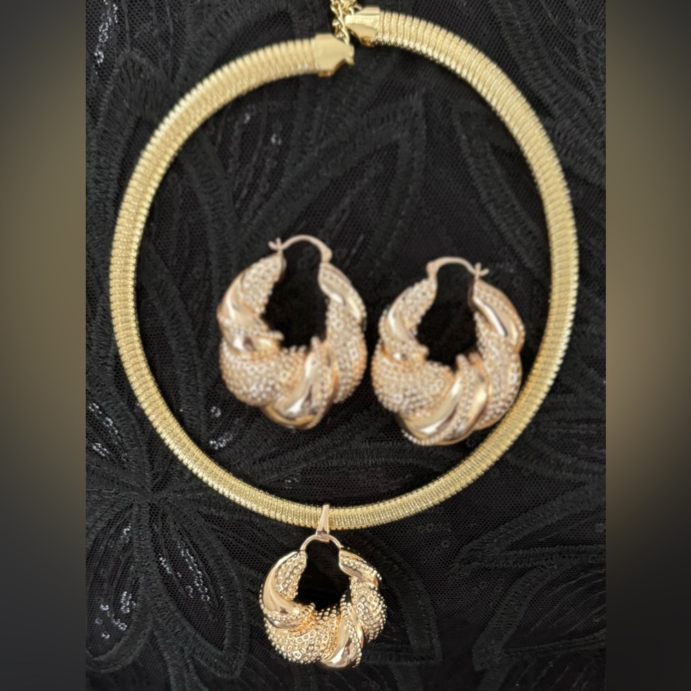Elegant Gold Jewelry Set